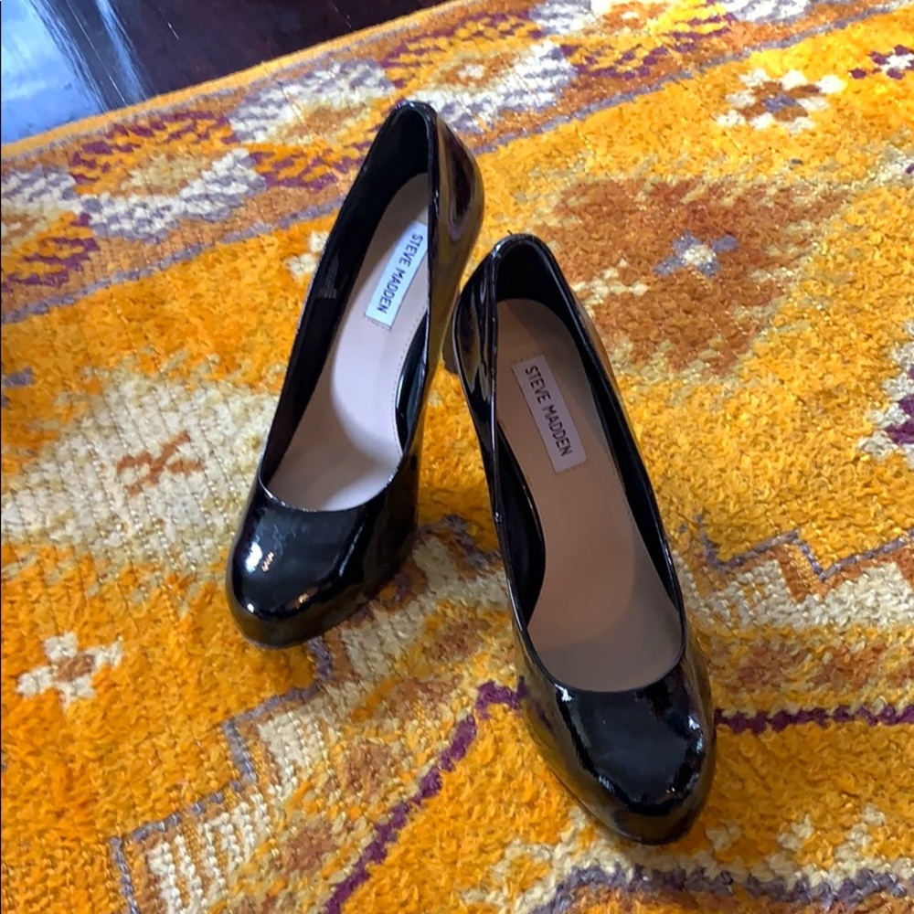 Steve Madden patent leather platform pump